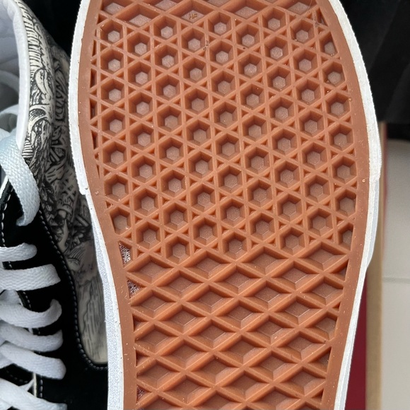 Van’s SK8-Hi Ouroboros high top sneaker men’s size 9.5 US. - Picture 4 of 10